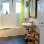 Art City-studio 7, Gross, Modern, Citynah, Kostenfreie Parkplaetze, Sued-balkon, Ruhig, Herkulesblick, Voll Ausgestattet Appartement *