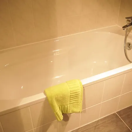 Art City-studio 7, Gross, Modern, Citynah, Kostenfreie Parkplaetze, Sued-balkon, Ruhig, Herkulesblick, Voll Ausgestattet * Kassel