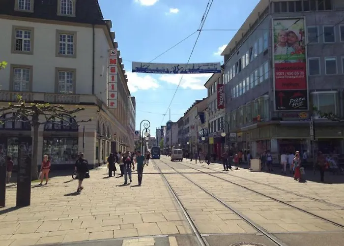 Art City-studio 7, Gross, Modern, Citynah, Kostenfreie Parkplaetze, Sued-balkon, Ruhig, Herkulesblick, Voll Ausgestattet דירה *